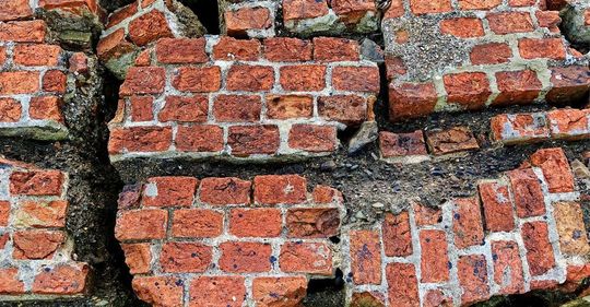Software-Erosion ist der schleichende Verfall der inneren Qualität von Software. Ihre Konsequenzen sind ein erhöhter Aufwand beim Verstehen, Ändern und Testen: Die Fehlerrate steigt, die Termintreue sinkt. Wird diese Erosion nicht rechtzeitig erkannt und gestoppt, führt das zu einem verfrühten Ableben der Software. Software-Erosion ist der schleichende Verfall der inneren Qualität von Software. Ihre Konsequenzen sind ein erhöhter Aufwand beim Verstehen, Ändern und Testen: Die Fehlerrate steigt, die Termintreue sinkt. Wird diese Erosion nicht rechtzeitig erkannt und gestoppt, führt das zu einem verfrühten Ableben der Software.