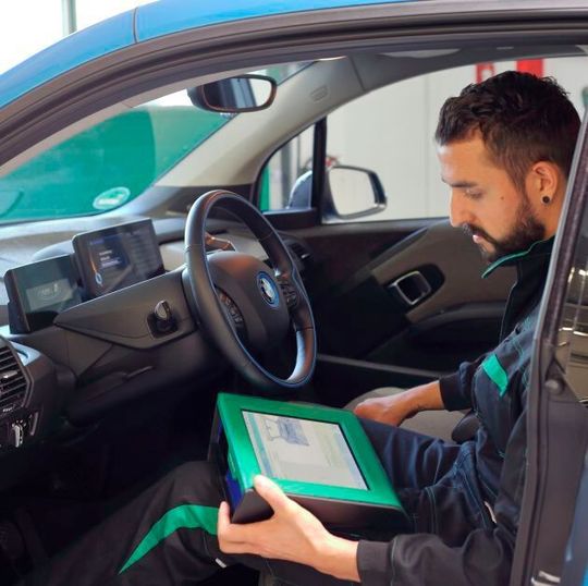 Die Software Mega Macs von Hella Gutmann unterstützt die Diagnose von rund 300 Hybrid- und 113 reinen Elektromodellen. Die Software Mega Macs von Hella Gutmann unterstützt die Diagnose von rund 300 Hybrid- und 113 reinen Elektromodellen.
