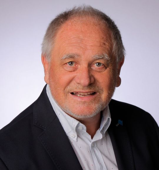 Jörg Raczkowsky: „Roboter erweitern nicht nur die Fähigkeiten von Chirurgen, sondern steigern auch durch eine bessere Ergonomie die Erfolgsrate von Operationen.“ Jörg Raczkowsky: „Roboter erweitern nicht nur die Fähigkeiten von Chirurgen, sondern steigern auch durch eine bessere Ergonomie die Erfolgsrate von Operationen.“