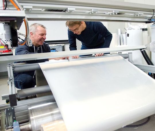Schluss mit „anhänglichen“ Kunststofffolien und Explosionsgefahr: Jürgen Gröninger (l.) und Sascha Wagner, Ingenieure am Laserzentrum der FH Münster messen die Größe der Perforationslöcher in einer Verpackungsfolie. Die Forscher haben zusammen mit dem Verpackungsmittelhersteller Empac ein Verfahren entwickelt, das die Folie antistatisch werden lässt. Schluss mit „anhänglichen“ Kunststofffolien und Explosionsgefahr: Jürgen Gröninger (l.) und Sascha Wagner, Ingenieure am Laserzentrum der FH Münster messen die Größe der Perforationslöcher in einer Verpackungsfolie. Die Forscher haben zusammen mit dem Verpackungsmittelhersteller Empac ein Verfahren entwickelt, das die Folie antistatisch werden lässt.