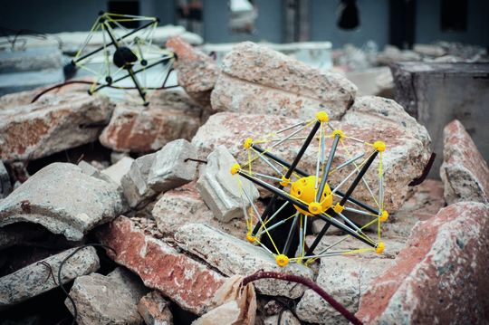 Squishy Roboter können als Ersthelfer Katastrophengebiete erkunden – ohne dabei Menschenleben zu gefährden – da sie von einem aus Hubschraubern sicher und unbeschadet am Einsatzort landen können. Squishy Roboter können als Ersthelfer Katastrophengebiete erkunden – ohne dabei Menschenleben zu gefährden – da sie von einem aus Hubschraubern sicher und unbeschadet am Einsatzort landen können.
