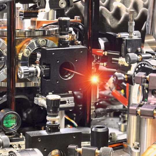Sieht anders aus als eine Schnapsbrennerei: die Garchinger Photonen-Destille. Sieht anders aus als eine Schnapsbrennerei: die Garchinger Photonen-Destille.