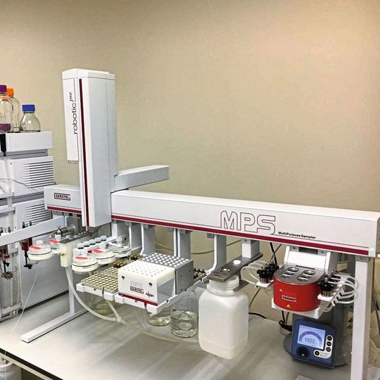 Abb.1: MPS-robotic pro mit DPX-Option und mVAP in Kombination mit einem HPLC-QQQ-MS-System, verwendet für die Bestimmung unterschiedlicher Opioide in Urin. Abb.1: MPS-robotic pro mit DPX-Option und mVAP in Kombination mit einem HPLC-QQQ-MS-System, verwendet für die Bestimmung unterschiedlicher Opioide in Urin.