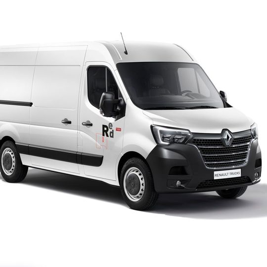 Von der Fahrzeugfront über den Innenraum und die Motoren bis zu den Fahrerassistenzsystemen – Renault Trucks hat den Master gründlich überarbeitet. Von der Fahrzeugfront über den Innenraum und die Motoren bis zu den Fahrerassistenzsystemen – Renault Trucks hat den Master gründlich überarbeitet.