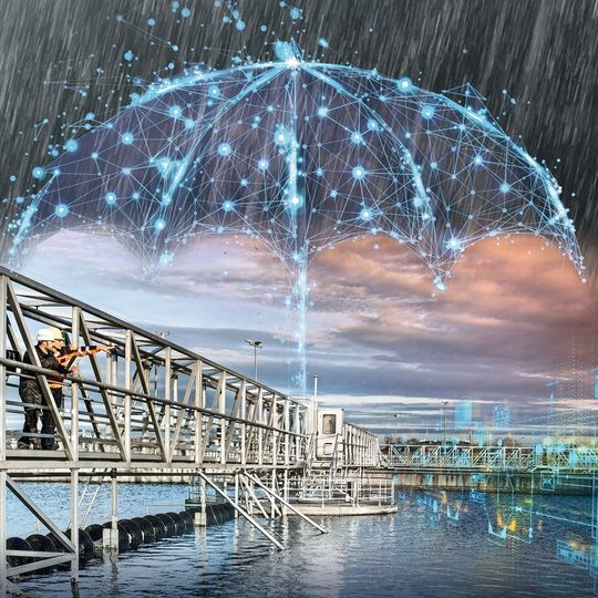 Starkregenereignisse sind nicht nur eine Gefahr für Gebäude und Straßen, sondern auch für die Umwelt. Ein Leuchtturmprojekt zeigt, wie sich das Hochwassermanagement dank einer intelligenten Steuerung optimieren lässt. Starkregenereignisse sind nicht nur eine Gefahr für Gebäude und Straßen, sondern auch für die Umwelt. Ein Leuchtturmprojekt zeigt, wie sich das Hochwassermanagement dank einer intelligenten Steuerung optimieren lässt.