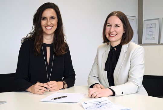 Die Geschäftsführerinnen Yvonne Glienke (links) und Julia Steckeler appellieren an potenzielle Verkäufer von Medizintechnik-Unternehmen, ihr Angebot bei Medical Mountains zu melden. Die Geschäftsführerinnen Yvonne Glienke (links) und Julia Steckeler appellieren an potenzielle Verkäufer von Medizintechnik-Unternehmen, ihr Angebot bei Medical Mountains zu melden.