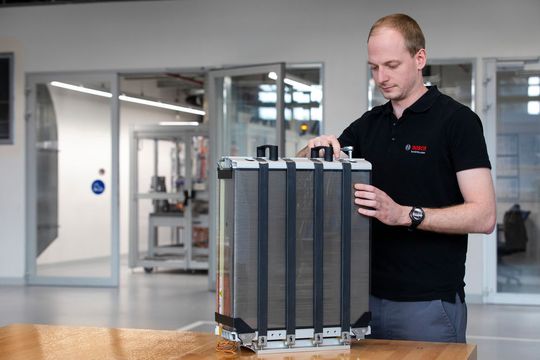 Bosch steigt in den Markt für mobile Brennstoffzellen ein: In einer Kooperation mit dem schwedischen Unternehmen Powercell sollen Stacks entwickelt werden, die sich um die Umwandlung von Wasserstoff in elektrische Energie kümmern. Bosch steigt in den Markt für mobile Brennstoffzellen ein: In einer Kooperation mit dem schwedischen Unternehmen Powercell sollen Stacks entwickelt werden, die sich um die Umwandlung von Wasserstoff in elektrische Energie kümmern.