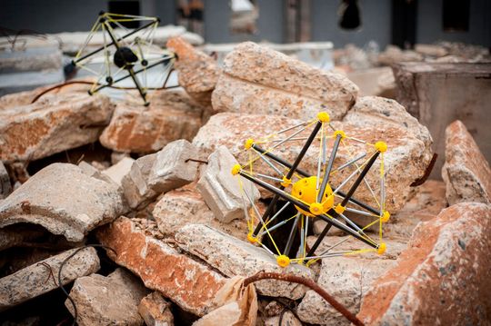 Squishy Roboter können als Ersthelfer Katastrophengebiete erkunden – ohne dabei Menschenleben zu gefährden – da sie von einem aus Hubschraubern sicher und unbeschadet am Einsatzort landen können. Squishy Roboter können als Ersthelfer Katastrophengebiete erkunden – ohne dabei Menschenleben zu gefährden – da sie von einem aus Hubschraubern sicher und unbeschadet am Einsatzort landen können.