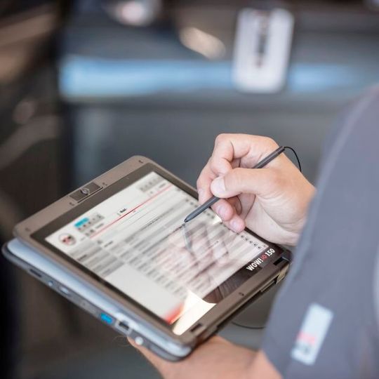 Vor allem die erweiterte „Power Repair“-Funktion soll Werkstätten bei der elektronischen Diagnose schneller ans Ziel bringen. Vor allem die erweiterte „Power Repair“-Funktion soll Werkstätten bei der elektronischen Diagnose schneller ans Ziel bringen.