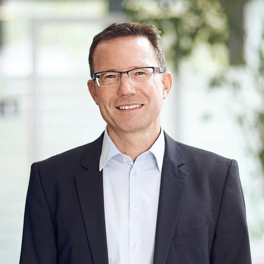 Michael Reichle, CEO von Siemens Logistics: „Der neue Firmenname Siemens Logistics unterstreicht unsere erweiterten Entwicklungsmöglichkeiten im Logistikmarkt über die Bereiche Brief, Paket und Flughafen hinaus.“ Michael Reichle, CEO von Siemens Logistics: „Der neue Firmenname Siemens Logistics unterstreicht unsere erweiterten Entwicklungsmöglichkeiten im Logistikmarkt über die Bereiche Brief, Paket und Flughafen hinaus.“