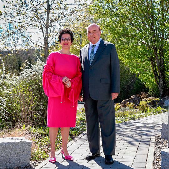 Zwei Familienunternehmer, ein Ziel: Dr. Christiane Endrich und Thomas Jauch freuen sich auf die Zusammenarbeit ihrer beiden Unternehmen. Zwei Familienunternehmer, ein Ziel: Dr. Christiane Endrich und Thomas Jauch freuen sich auf die Zusammenarbeit ihrer beiden Unternehmen.