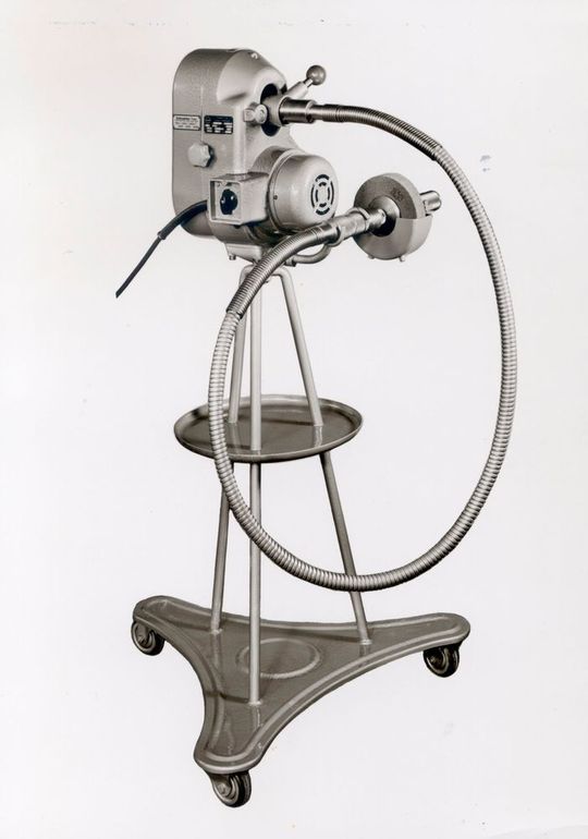 Die biegsame Welle stand am Anfang der Unternehmensgeschichte. Durch motorisierte Lösungen (das Bild zeigt die „Trumpf Universalmaschine, TUM 1100“) wurden für dieses Produkt völlig neue Märkte erschlossen.