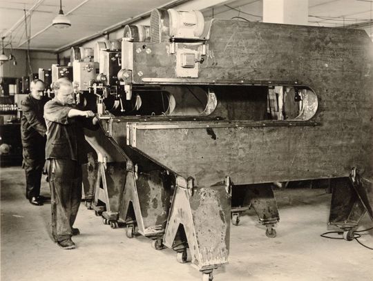 Die Fertigung der Aushauscheren, die ein Vorläufer heutiger Stanzmaschinen waren.