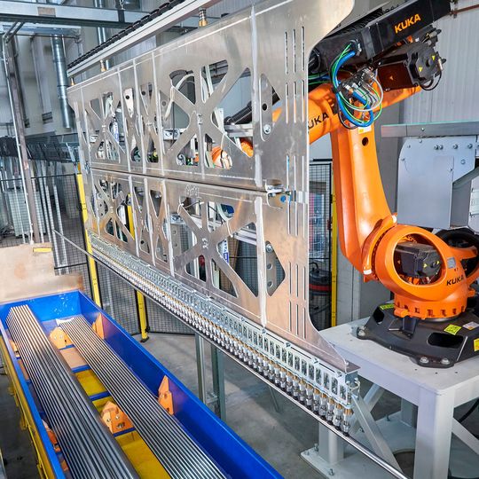 Die gesamte Einheit besteht aus einem Roboter mit einem intelligenten 3D-Erkennungssystem, produktspezifischem Vakuumwerkzeug, einer Förderstrecke vom Langgutlagersystem bis zum Rohrlaser und einer Abgabestelle am Rohrlaser. Die gesamte Einheit besteht aus einem Roboter mit einem intelligenten 3D-Erkennungssystem, produktspezifischem Vakuumwerkzeug, einer Förderstrecke vom Langgutlagersystem bis zum Rohrlaser und einer Abgabestelle am Rohrlaser.