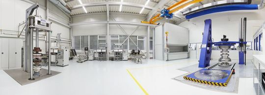 Das klimatisierte Kalibrierlabor von Manner Sensortelemetrie umfasst fünf Prüfstände für automatisierte Tests von 50 Nm bis 500 kNm. Das klimatisierte Kalibrierlabor von Manner Sensortelemetrie umfasst fünf Prüfstände für automatisierte Tests von 50 Nm bis 500 kNm.