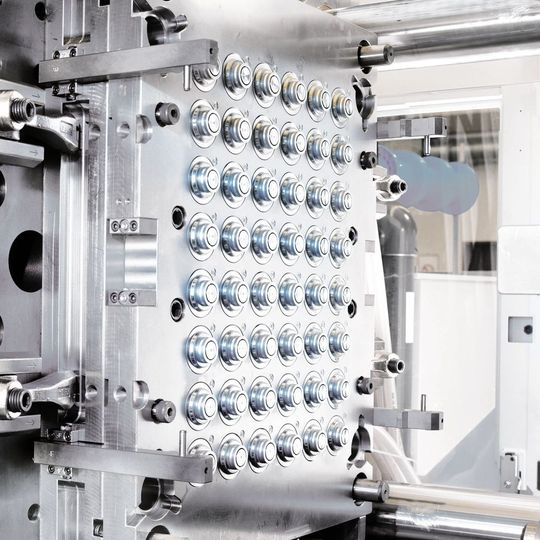 Nahezu jedes Kunststoffprodukt hat seinen Ursprung in einer Form oder einem Werkzeug aus Edelstahl. Nahezu jedes Kunststoffprodukt hat seinen Ursprung in einer Form oder einem Werkzeug aus Edelstahl.