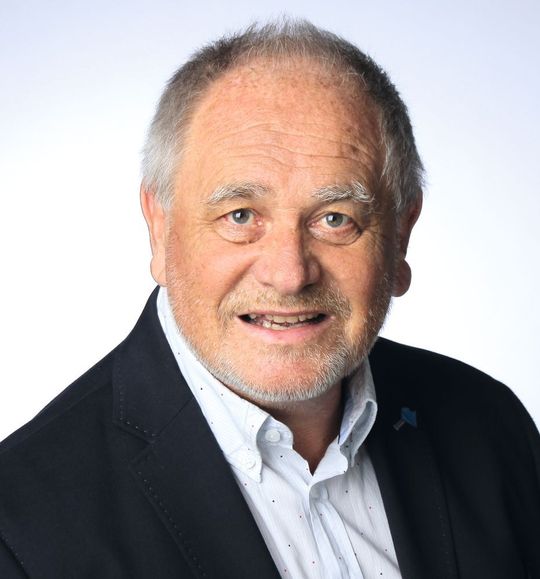 Jörg Raczkowsky: „Roboter erweitern nicht nur die Fähigkeiten von Chirurgen, sondern steigern auch durch eine bessere Ergonomie die Erfolgsrate von Operationen.“ Jörg Raczkowsky: „Roboter erweitern nicht nur die Fähigkeiten von Chirurgen, sondern steigern auch durch eine bessere Ergonomie die Erfolgsrate von Operationen.“