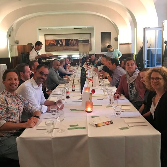 Speedeating: Beste Stimmung beim Essen mit wechselnden Tischnachbarn. Speedeating: Beste Stimmung beim Essen mit wechselnden Tischnachbarn.