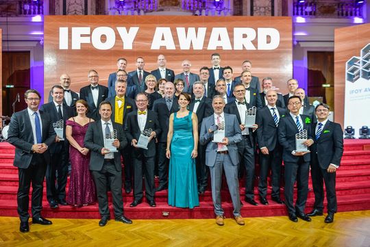 Die IFOY-Award-Gewinner, umrahmt von Laudatoren, Juroren und Vertretern der Politik, beim Gruppenbild im großen Festsaal der Wiener Hofburg.
