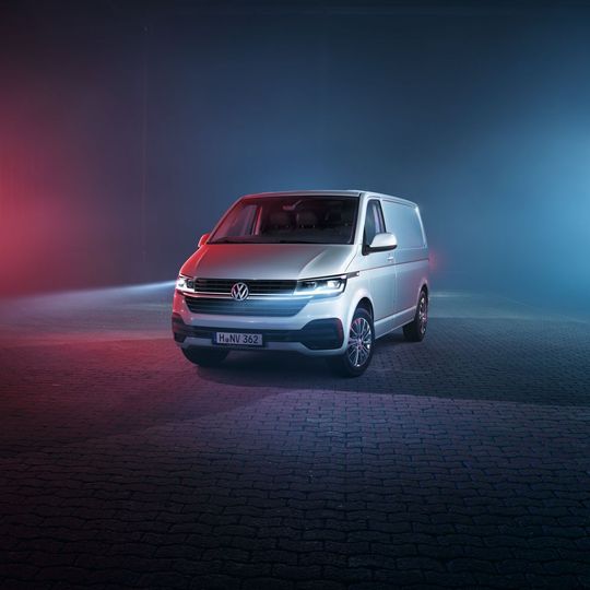 Der Transporter 6.1 wurde auf der „bauma 2019“ als Kastenwagen und Pritsche mit Doppelkabine gezeigt. Der Transporter 6.1 wurde auf der „bauma 2019“ als Kastenwagen und Pritsche mit Doppelkabine gezeigt.