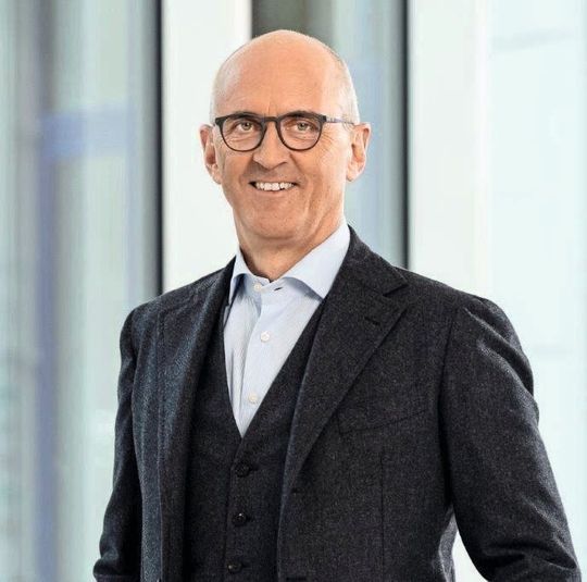 „Wir rekrutieren in allen Bereichen und an allen Standorten. Hier wollen wir die richtigen Personen auf die passenden Stellen bekommen. Ihre Kompetenzen sollen sie so einsetzen und weiterentwickeln, dass alle – Mitarbeiter und Eppendorf – davon profitieren“, sagt Thomas Bachmann, Vorstandsvorsitzender der Eppendorf Gruppe. „Wir rekrutieren in allen Bereichen und an allen Standorten. Hier wollen wir die richtigen Personen auf die passenden Stellen bekommen. Ihre Kompetenzen sollen sie so einsetzen und weiterentwickeln, dass alle – Mitarbeiter und Eppendorf – davon profitieren“, sagt Thomas Bachmann, Vorstandsvorsitzender der Eppendorf Gruppe.