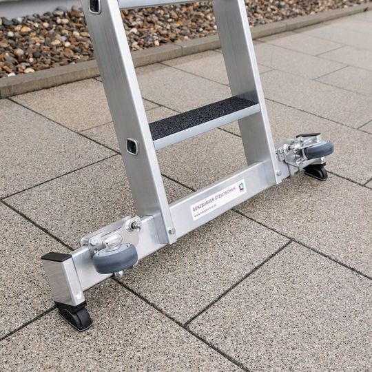 Für ihre beiden Produktneuheiten bietet die Günzburger Steigtechnik auch den neuen Nachrüstsatz „roll-bar“ an. Diese lässt sich einfach, schnell und ohne Bohrungen auch nachträglich montieren und bringt einen entscheidenden Ergonomievorteil beim Transport der Leitern mit. Für ihre beiden Produktneuheiten bietet die Günzburger Steigtechnik auch den neuen Nachrüstsatz „roll-bar“ an. Diese lässt sich einfach, schnell und ohne Bohrungen auch nachträglich montieren und bringt einen entscheidenden Ergonomievorteil beim Transport der Leitern mit.