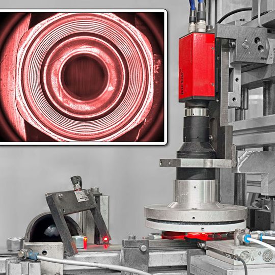Berührungslos und ermüdungsfrei: Ohne das übliche Eintauchen in die Bohrung lässt sich die Innenseite auf Güte, Vollständigkeit eines Gewindes oder mechanische Rückstände prüfen. Berührungslos und ermüdungsfrei: Ohne das übliche Eintauchen in die Bohrung lässt sich die Innenseite auf Güte, Vollständigkeit eines Gewindes oder mechanische Rückstände prüfen.