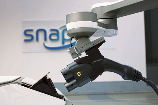 Eine Roboter-gestützte Ladelösung für den „SNAP“. Eine Roboter-gestützte Ladelösung für den „SNAP“.