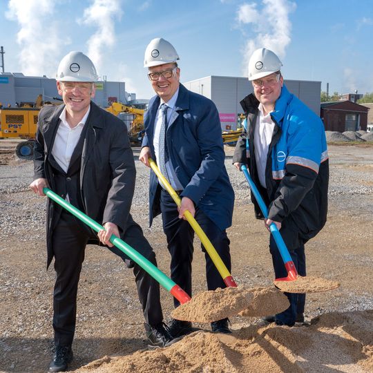 Symbolischer Spatenstich für die Erweiterung der Covestro-Folienproduktion in Dormagen (v.l.): Thorsten Dreier (Leiter Foliengeschäft), Produktionsvorstand Klaus Schäfer und Michael Friede (Leiter des Segments Coatings, Adhesives, Specialties). Symbolischer Spatenstich für die Erweiterung der Covestro-Folienproduktion in Dormagen (v.l.): Thorsten Dreier (Leiter Foliengeschäft), Produktionsvorstand Klaus Schäfer und Michael Friede (Leiter des Segments Coatings, Adhesives, Specialties).
