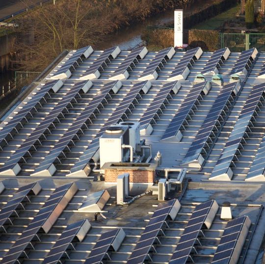 Sinkende Solar-Photovoltaik- und Batteriepreise sowie der zu verzeichnende Trend hin zu dezentraler Energie lassen die Kombination aus Solar und Speicher immer attraktiver werden. Sinkende Solar-Photovoltaik- und Batteriepreise sowie der zu verzeichnende Trend hin zu dezentraler Energie lassen die Kombination aus Solar und Speicher immer attraktiver werden.
