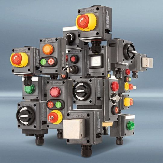 Die kompakten, robusten und temperaturbeständigen Befehlsgeräte der Serie 8040 sind in vielfältigen Konfigurationen sowie kundenspezifischer Ausstattung erhältlich. Die kompakten, robusten und temperaturbeständigen Befehlsgeräte der Serie 8040 sind in vielfältigen Konfigurationen sowie kundenspezifischer Ausstattung erhältlich.