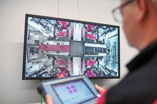 Bildschirm statt Schweißerbrille: Arbeitsplatz 4.0 im neuen Rittal-Werk.