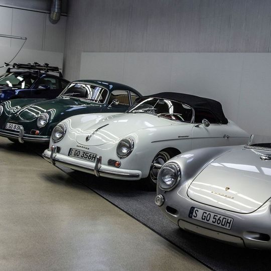 Für über 700 Porsche-Oldtimer sind Gebrauchsanweisungen in verschiedenen Sprachen verfügbar. Für über 700 Porsche-Oldtimer sind Gebrauchsanweisungen in verschiedenen Sprachen verfügbar.