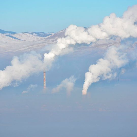 Air doesn’t care about borders: The ozone from Asia is moved by the strong westerly winds around the northern hemisphere. Air doesn’t care about borders: The ozone from Asia is moved by the strong westerly winds around the northern hemisphere.