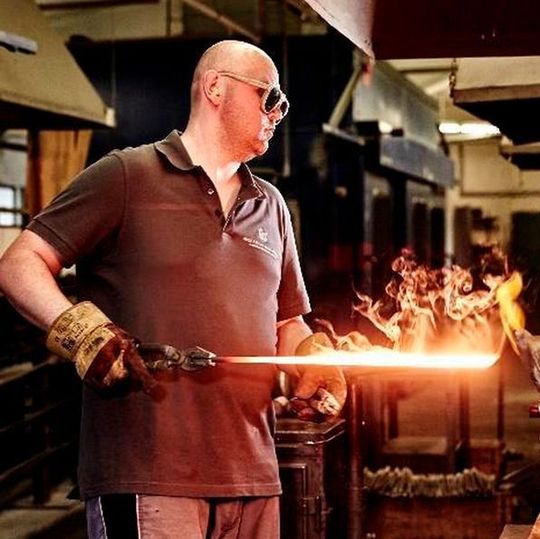 Im Rahmen eines Forschungsprojekts entwickelte die Gesellschaft für Wolfram Industrie mbH für einen nachhaltigeren Umgang mit den Werkstoffen ein spanloses Fertigungsverfahren zur Produktion von Schwermetall-Rundstäben. Im Rahmen eines Forschungsprojekts entwickelte die Gesellschaft für Wolfram Industrie mbH für einen nachhaltigeren Umgang mit den Werkstoffen ein spanloses Fertigungsverfahren zur Produktion von Schwermetall-Rundstäben.