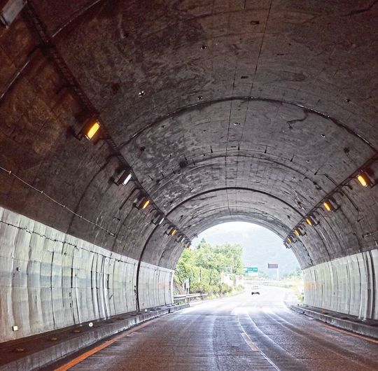 Beim Tunnelbau ist Beton ein häufig eingesetztes Material. Im Falle eines Feuers kann dieser Beton zu einer ernsten Gefahr werden. Beim Tunnelbau ist Beton ein häufig eingesetztes Material. Im Falle eines Feuers kann dieser Beton zu einer ernsten Gefahr werden.