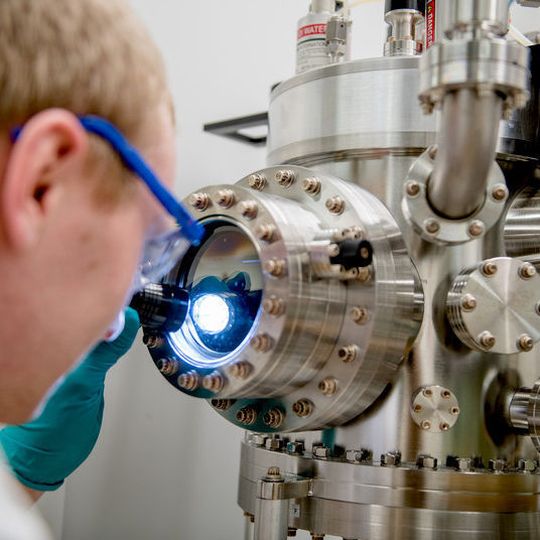 Michael Meischein vor dem Sputter-System, in dem die Nanopartikel durch simultane Beschichtung aus mehreren Quellen in einer ionischen Flüssigkeit erzeugt werden. Michael Meischein vor dem Sputter-System, in dem die Nanopartikel durch simultane Beschichtung aus mehreren Quellen in einer ionischen Flüssigkeit erzeugt werden.