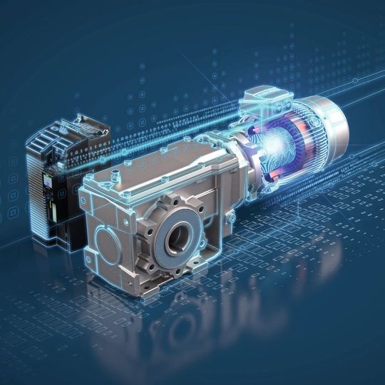 Siemens erweitert sein Simogear-Portfolio um ein neues Synchronreluktanz-Antriebssystem bestehend aus Simogear Standardgetriebe, Simotics-Reluktanzmotor und Sinamics-Frequenzumrichter zur Drehzahlregelung. Siemens erweitert sein Simogear-Portfolio um ein neues Synchronreluktanz-Antriebssystem bestehend aus Simogear Standardgetriebe, Simotics-Reluktanzmotor und Sinamics-Frequenzumrichter zur Drehzahlregelung.