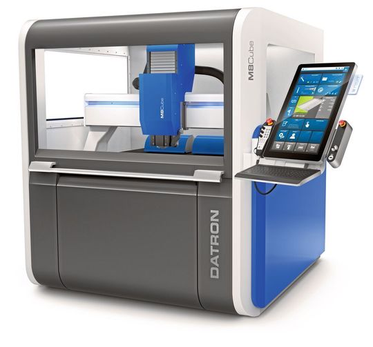Die Datron M8Cube steht für eine effiziente und wirtschaftliche Bearbeitung von Gehäusen, Profilen und Frontplatten aus Aluminium und vielen weiteren Materialien, heißt es. Sie überzeuge durch kurze Einrichtzeiten und einen sehr geringen Energieverbrauch. Halle 9 am Stand D51. Die Datron M8Cube steht für eine effiziente und wirtschaftliche Bearbeitung von Gehäusen, Profilen und Frontplatten aus Aluminium und vielen weiteren Materialien, heißt es. Sie überzeuge durch kurze Einrichtzeiten und einen sehr geringen Energieverbrauch. Halle 9 am Stand D51.