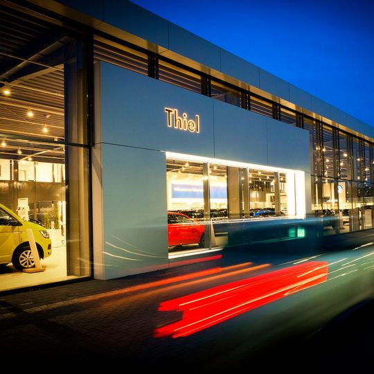 Vor drei Jahren ist die Auto-Zentrale Karl Thiel in das neue Gebäude in der Karl-Thiel-Straße in Rheda-Wiedenbrück umgezogen. Vor drei Jahren ist die Auto-Zentrale Karl Thiel in das neue Gebäude in der Karl-Thiel-Straße in Rheda-Wiedenbrück umgezogen.