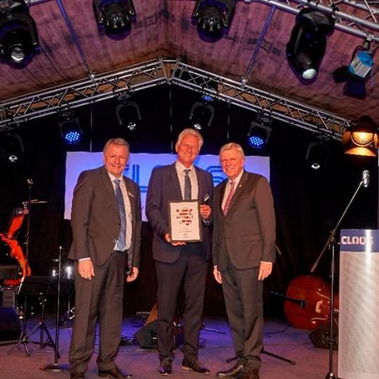 Der Hessische Ministerpräsident Volker Bouffier (rechts) bei der Geschenkübergabe mit Carl-Eberhard Cloos (links) und Sieghard Thomas (links). Der Hessische Ministerpräsident Volker Bouffier (rechts) bei der Geschenkübergabe mit Carl-Eberhard Cloos (links) und Sieghard Thomas (links).