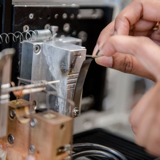 Für das bloße Auge unsichtbar: An der Spitze dieser Kohlenstoffelektrode befindet sich dann das winzige Katalysatorpartikel. Für das bloße Auge unsichtbar: An der Spitze dieser Kohlenstoffelektrode befindet sich dann das winzige Katalysatorpartikel.