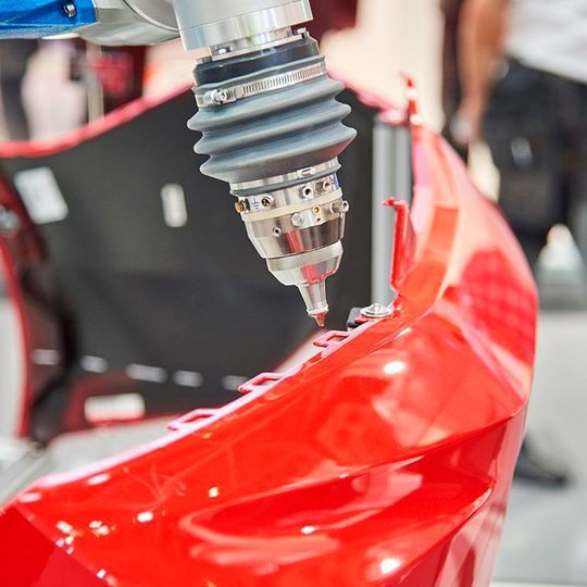 Das Anwendungsspektrum von Lasern wird in der Industrie stetig breiter. Sie schneiden, lochen, schweißen, löten, strukturieren, härten oder beschriften und kodieren. Das Anwendungsspektrum von Lasern wird in der Industrie stetig breiter. Sie schneiden, lochen, schweißen, löten, strukturieren, härten oder beschriften und kodieren.