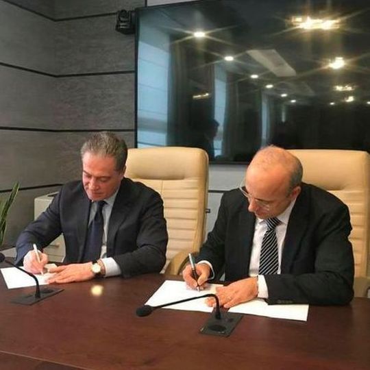 Signing of the contracts by Sokol, President Shchekino Azot and Djavdan, CEO Stamicarbon. Signing of the contracts by Sokol, President Shchekino Azot and Djavdan, CEO Stamicarbon.