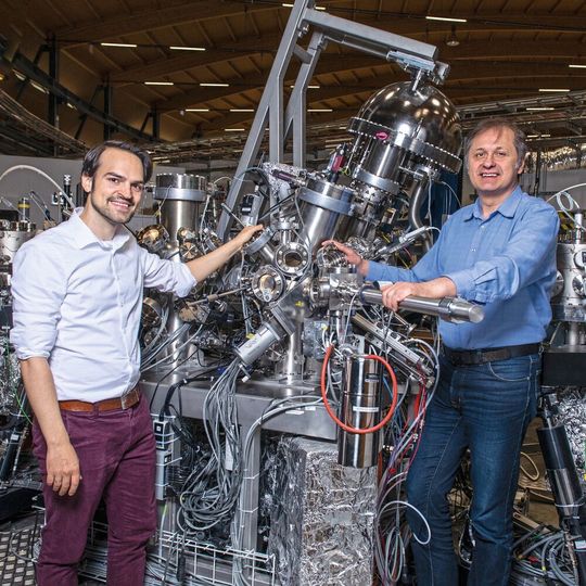 Niels Schröter (links) und Vladimir Strocov an ihrer Experimentierstation in der Synchrotron Lichtquelle Schweiz SLS des PSI. Niels Schröter (links) und Vladimir Strocov an ihrer Experimentierstation in der Synchrotron Lichtquelle Schweiz SLS des PSI.