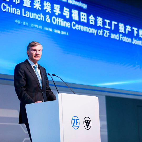 Wolf-Henning Scheider, Vorsitzender des Vorstands der ZF Friedrichshafen AG, bei der feierlichen Eröffnung des Joint-Ventures Werkes von ZF und Foton in Jiaxing. Wolf-Henning Scheider, Vorsitzender des Vorstands der ZF Friedrichshafen AG, bei der feierlichen Eröffnung des Joint-Ventures Werkes von ZF und Foton in Jiaxing.