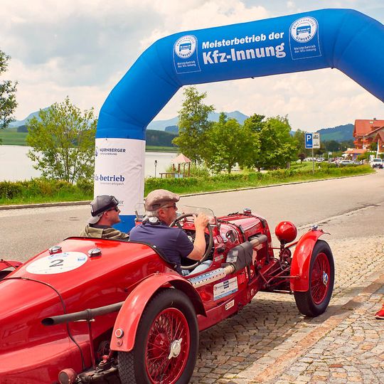 Zieleinfahrt bei der Oberbayerischen Meister-Classic 2018: Ein »kfz-betrieb«-Leser kann die Teilnahme für dieses Jahr gewinnen. Zieleinfahrt bei der Oberbayerischen Meister-Classic 2018: Ein »kfz-betrieb«-Leser kann die Teilnahme für dieses Jahr gewinnen.