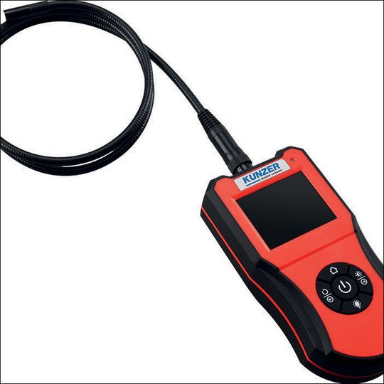 Mit der flexiblen Sonde kann der Anwender auch sonst schlecht einsehbare Bereiche wie beispielsweise die inneren Bremsklötze von Scheibenbremsen kontrollieren. Mit der flexiblen Sonde kann der Anwender auch sonst schlecht einsehbare Bereiche wie beispielsweise die inneren Bremsklötze von Scheibenbremsen kontrollieren.