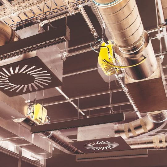 In Laboratorien – und im Besonderen in Digestorien – mit variabler bedarfsgerechter Abluft muss ein schnell reagierendes Regelsystem sicherstellen, dass keine Schadstoffausbrüche entstehen, die die Mitarbeiter durch giftige Gase oder Aerosole gefährden. In Laboratorien – und im Besonderen in Digestorien – mit variabler bedarfsgerechter Abluft muss ein schnell reagierendes Regelsystem sicherstellen, dass keine Schadstoffausbrüche entstehen, die die Mitarbeiter durch giftige Gase oder Aerosole gefährden.