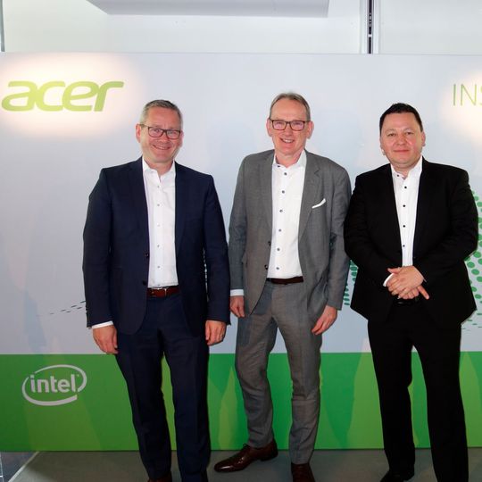 Die Führungsspitze von ACER Deutschland (v. l.) Carsten Dreißig, Wilfried Thom und Gerit Günther begrüßen die Gäste zur Insights 2019. Die Führungsspitze von ACER Deutschland (v. l.) Carsten Dreißig, Wilfried Thom und Gerit Günther begrüßen die Gäste zur Insights 2019.